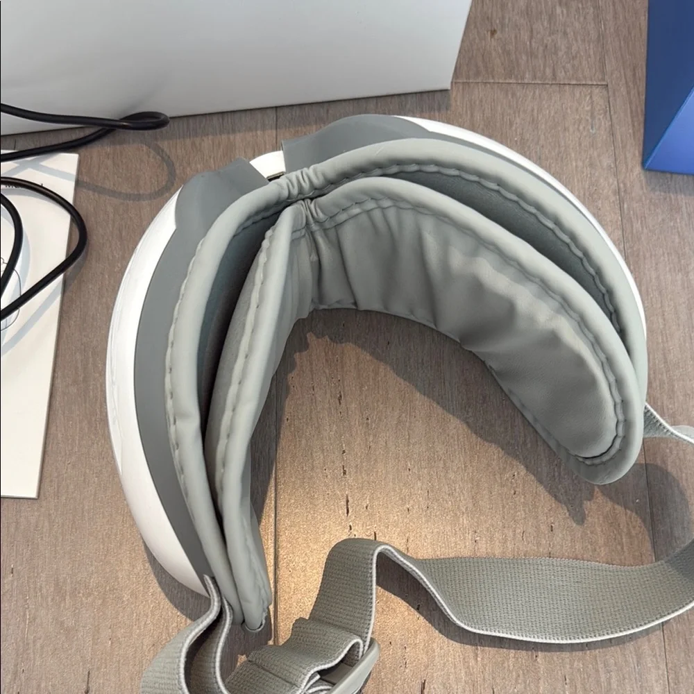 Eyeris 1 Eye Massager - White and Gray